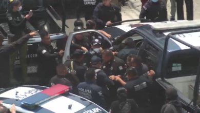 pelea entre policías