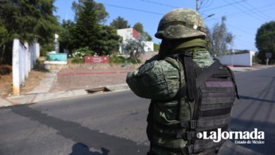 Cuelgan narcomantas en zona sur, amenazan a jefe policíaco