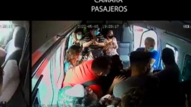 Policías se enfrenta a delincuentes en transporte público en Tlalnepantla