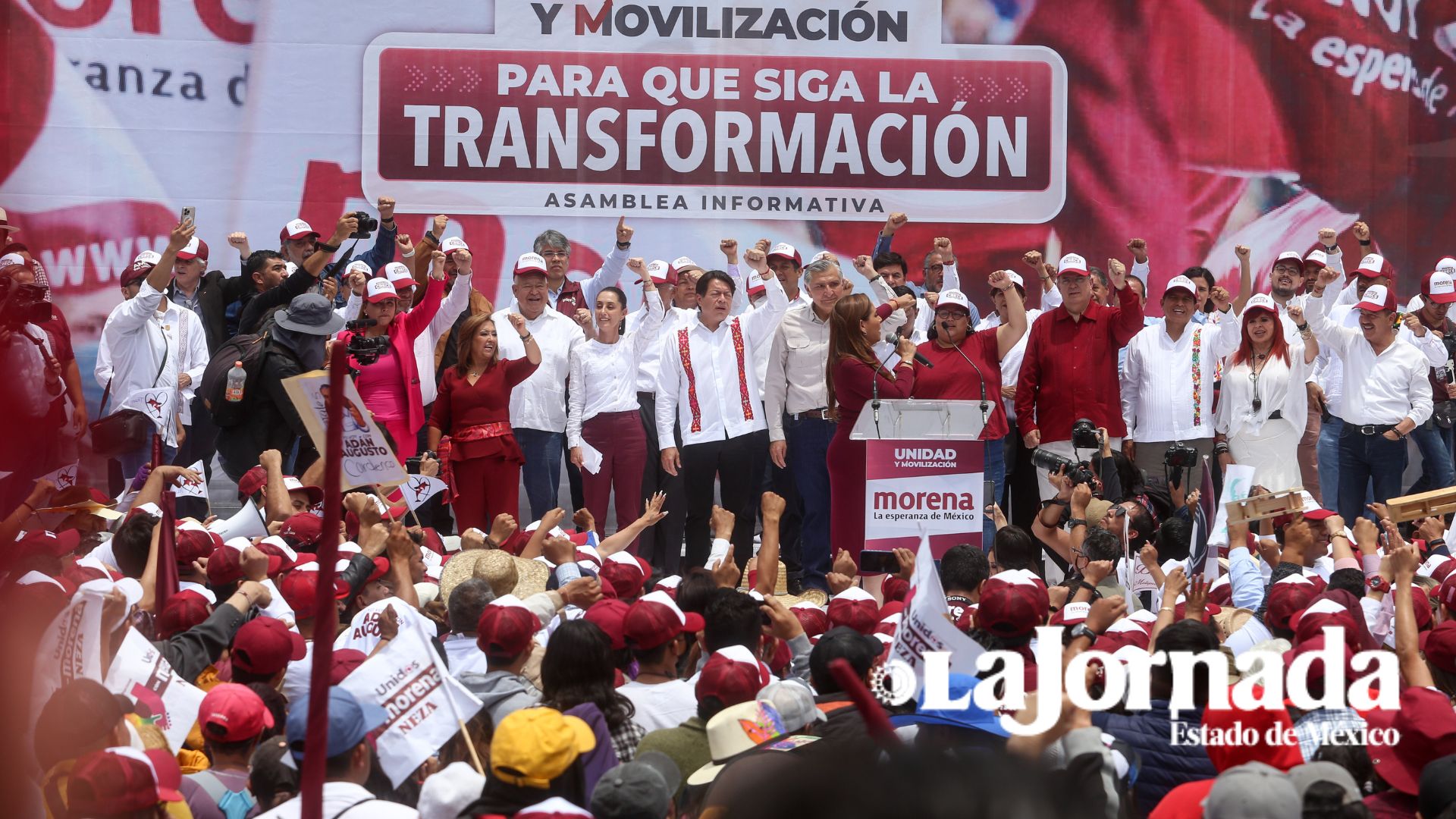 La joya de corona priista se llenó de una marea guinda, gobernadores morenistas, funcionarios federales y aspirantes a la gubernatura del Edomex se dieron cita en la explanada del Teatro Morelos, en Tolucac donde el presidente nacional de Morena, Mario Delgado, encabezó el evento Unidad y Movilización para que siga la Transformación rumbo a las elecciones del 2023 y 2024.