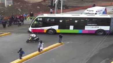 Mexibus y motocicleta en Ecatepec