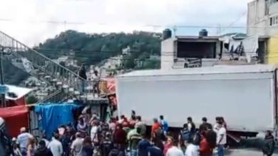 Tráiler se impacta con puente, deja dos muertos