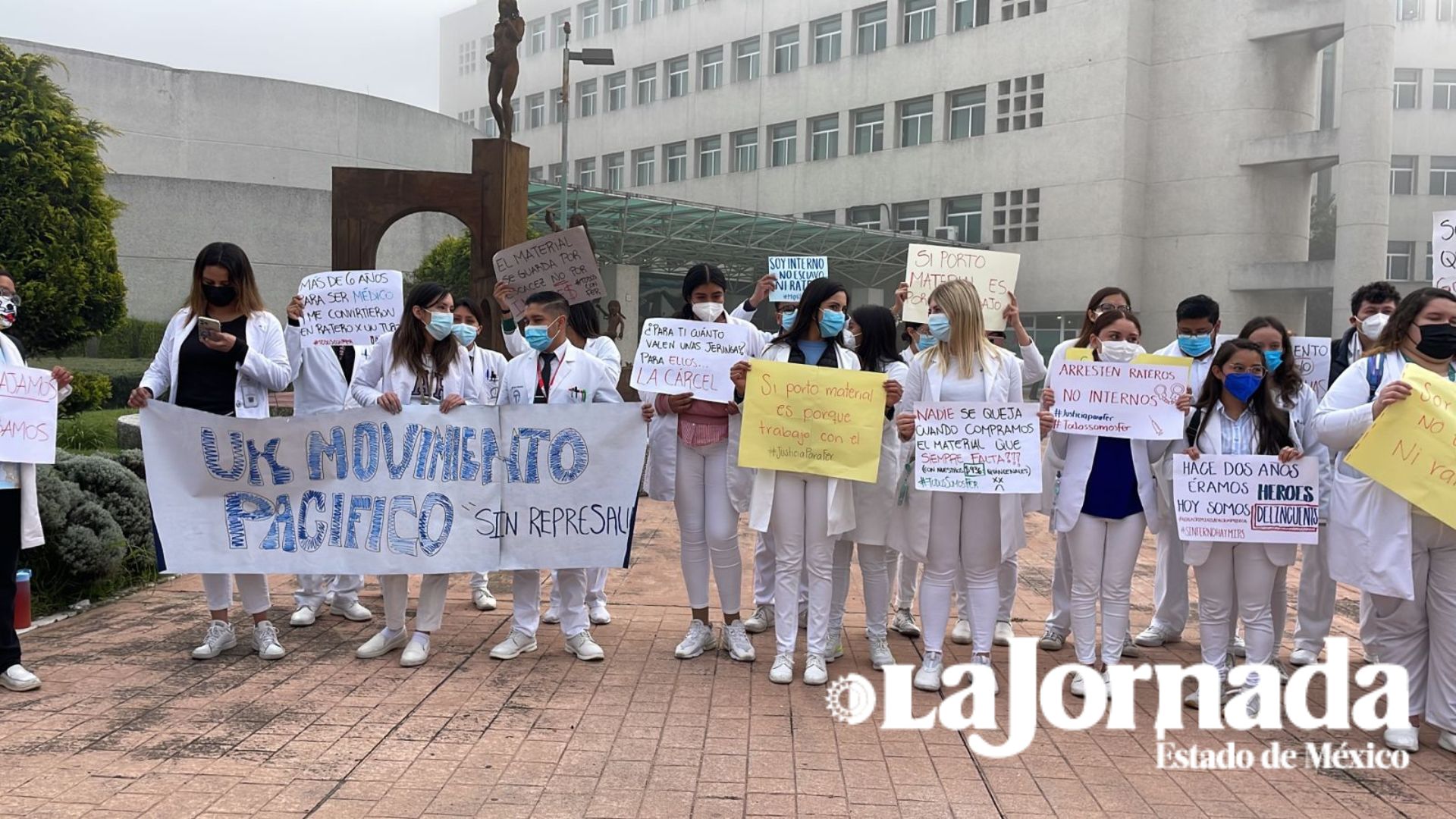 Médicos internos se manifiestan en el Adolfo López Mateos