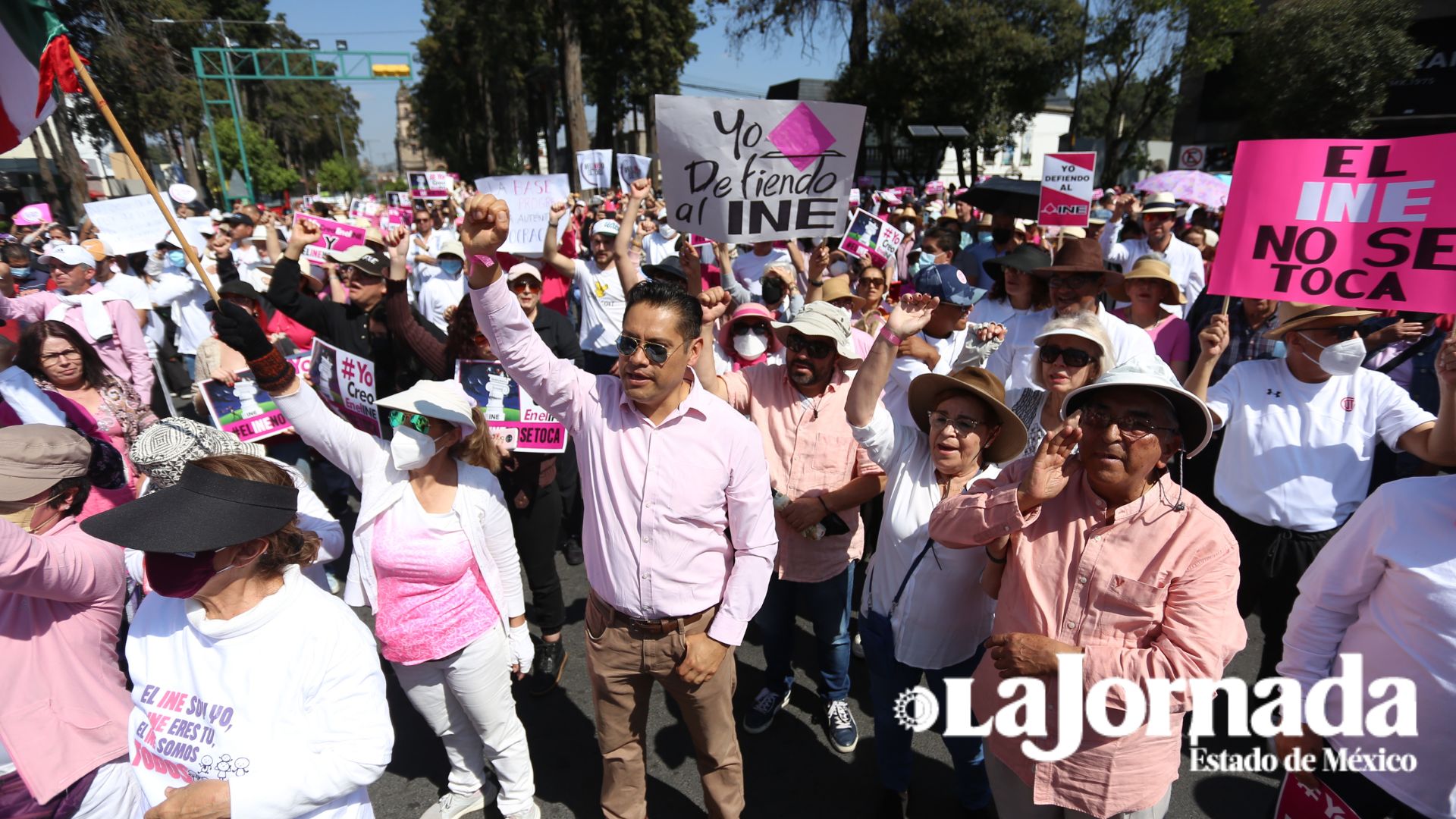 Al grito de “Andrés, traidor, el INE no se toca”, más de 2 mil personas en Toluca se sumaron a la marcha nacional en defensa del Instituto Nacional Electoral ante la propuesta del Presidente de la República. La iniciativa entregada en abril al Legislativo señala la creación del Instituto Nacional Electoral y de Consultas, que recorta el número de consejeros de 11 a siete, mismos que serían propuestos por los tres Poderes de la Unión y elegidos por medio de voto popular en elecciones abiertas. Además de pone sobre la mesa que los órganos electorales locales desaparezcan. Lo enterito fue considerado como una acción en detrimento de la democracia ya que haría vulnerable al INE a estar sometido a “los caprichos que quienes detenten el poder”.