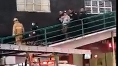 hombre que pretendía saltar de un puente peatonal