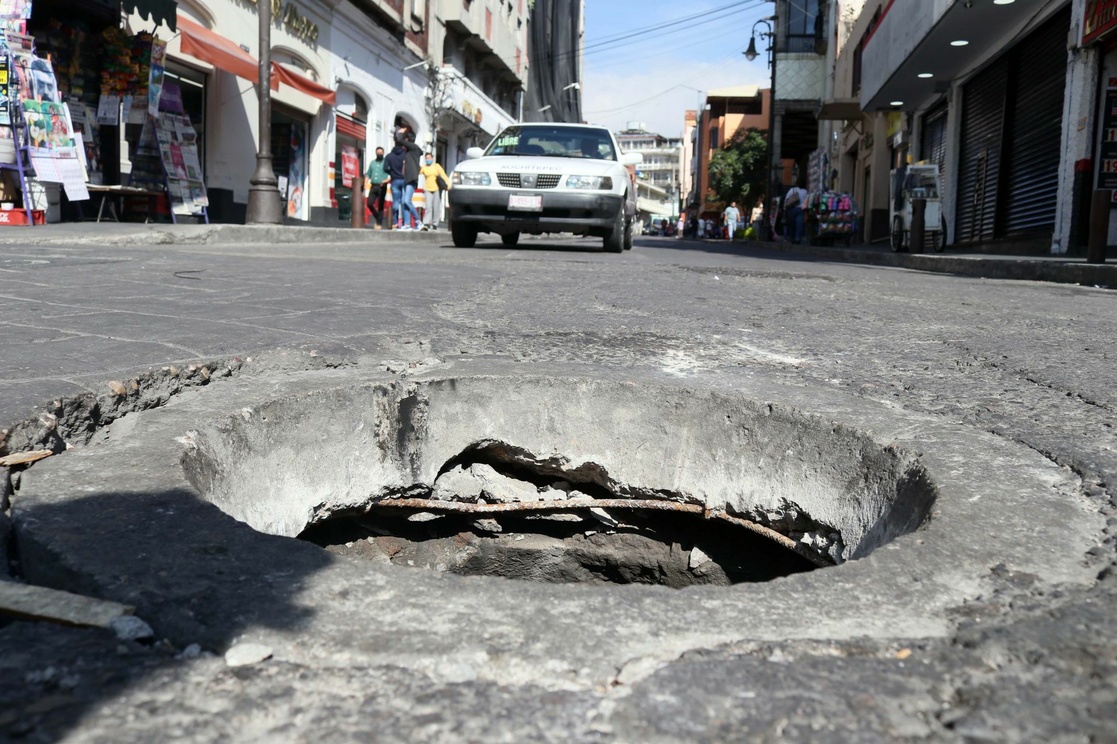 jóvenes que cayeron a una coladera