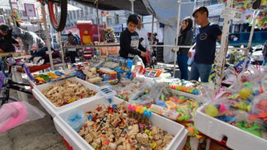 Cada año, los mercados se llenan de vendedores de Juguetes artesanales para las fiestas decembrinas, entre los diferentes puestos