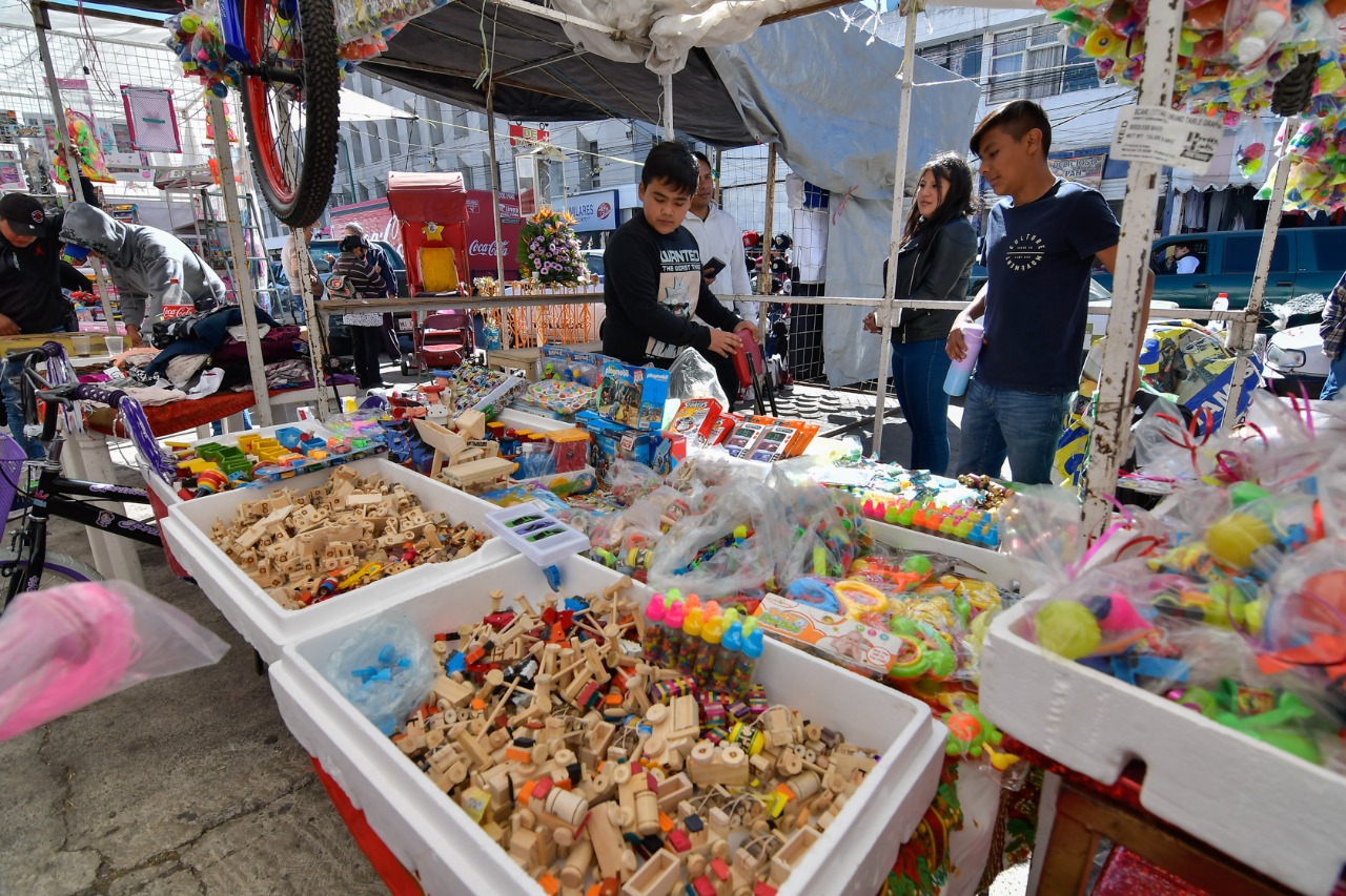 Cada año, los mercados se llenan de vendedores de Juguetes artesanales para las fiestas decembrinas, entre los diferentes puestos