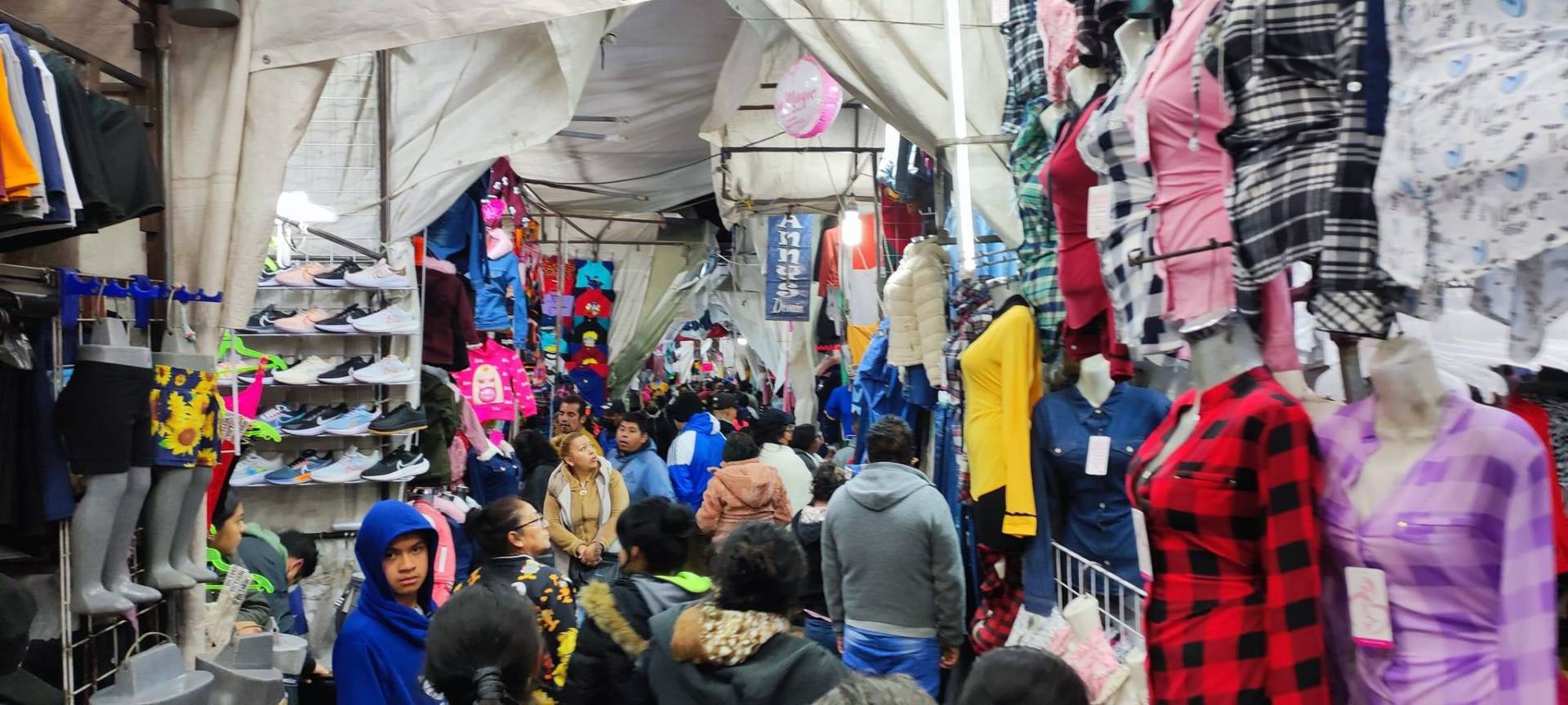 Mercado de ropa en Chiconcuac abarrotado en víspera de Navidad