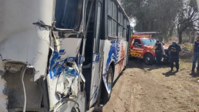 tren-arrastra-camion-de-pasajeros-en-tecamac