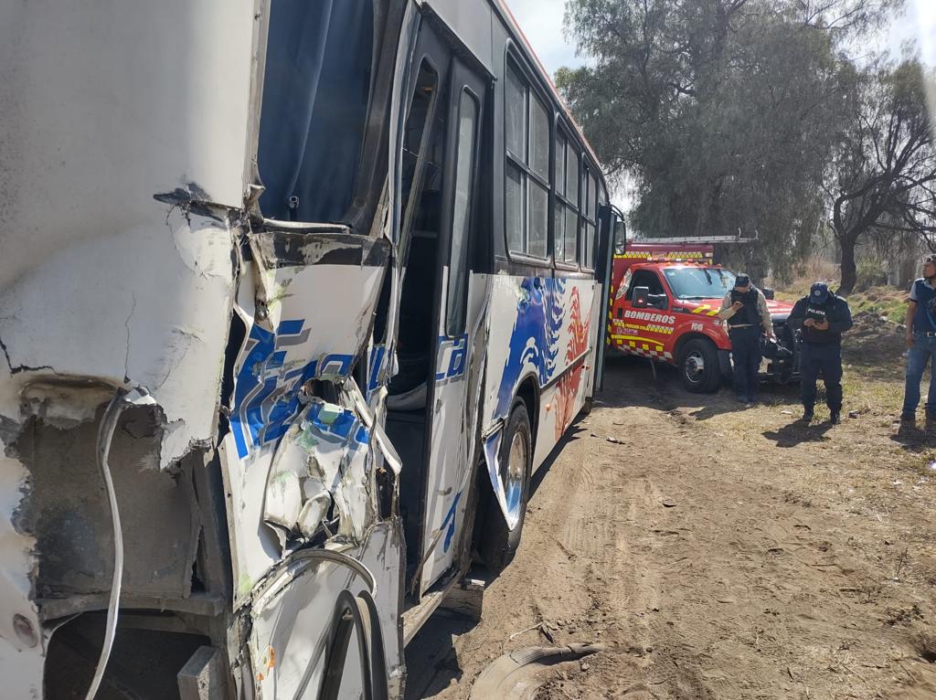 tren-arrastra-camion-de-pasajeros-en-tecamac