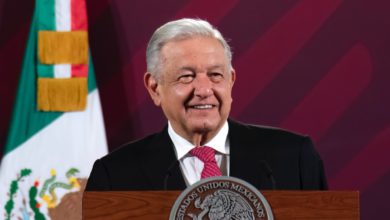 Andrés Manuel López Obrador arremetió contra la decisión de los ministros que argumentaron que debido a violaciones graves en el proceso legislativo la iniciativa no prosperó. Foto: Presidencia