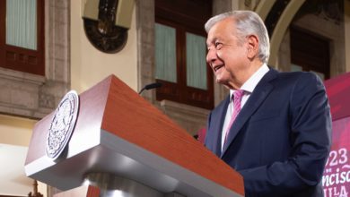 Andrés Manuel López Obrador dijo, ante la restitución del plantón frente a la Suprema Corte de Justica de la Nación (SCJN) que la gente se manifieste, pero sin ejercer violencia ni física ni verbal. Foto: Presidencia