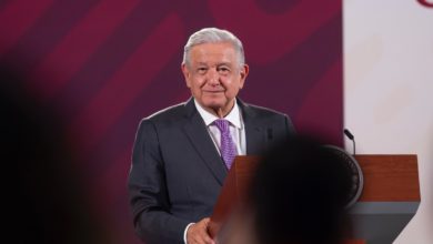 Andrés Manuel López Obrador defendió al secretario de la Defensa Nacional, Luis Cresencio Sandoval, quien ha sido señalado por la compra de un departamento de lujo y viajes que ha realizado con su familia. Foto: Presidencia