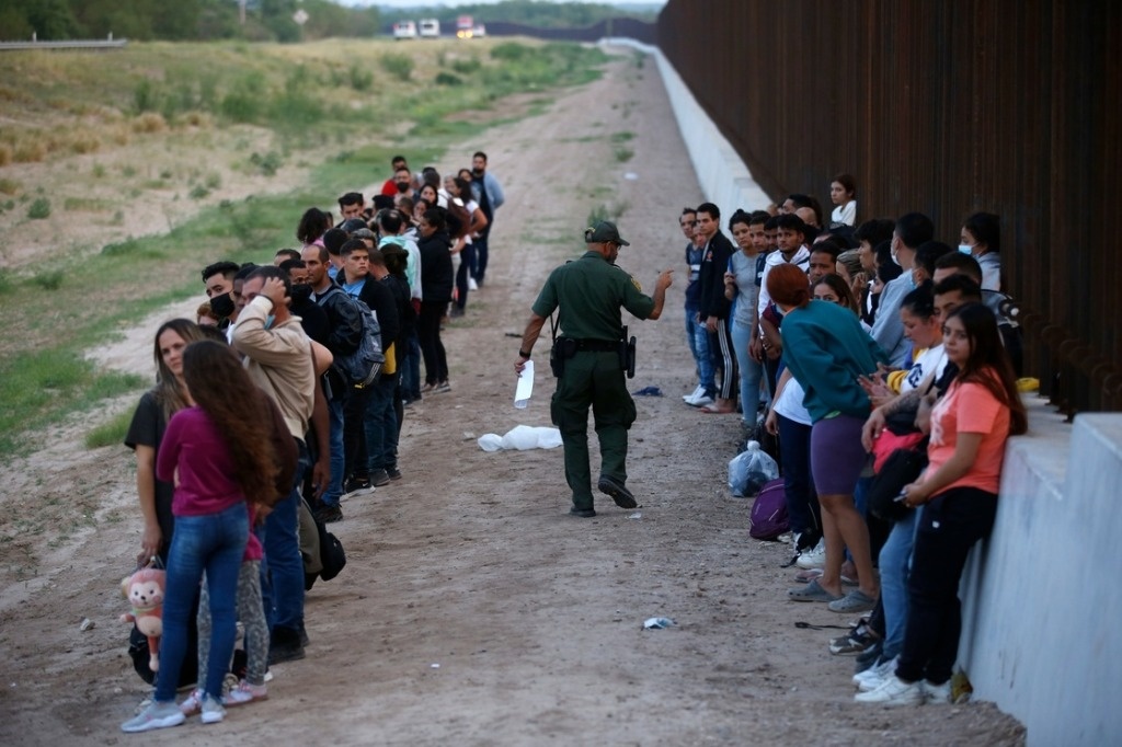 Al rededor de las 3 de la madrugada de hoy, fueron hallados otros migrantes de los 50 que fueron privados de su libertad en la carretera 57 a la altura de Matehuala, San Luis Potosí. Foto: La Jornada