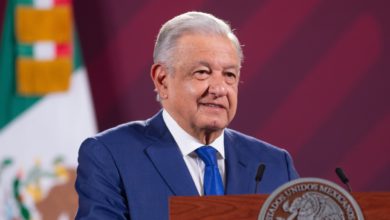 Luego de darse a conocer el método de selección para el candidato presidencial de la alianza ahora llamada Frente Amplio por México (PRI, PAN y PRD), Andrés Manuel López Obrador reafirmó que dicho mecanismo es una simulación. Foto: Presidencia