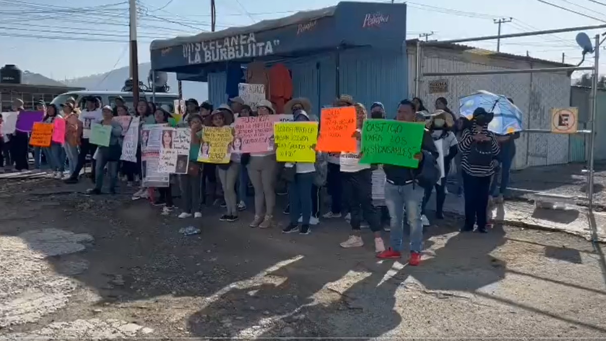 El lunes 12, familiares y amigos acudieron frente al penal Molino de Flores para exigir que den con su paradero. Foto: Captura