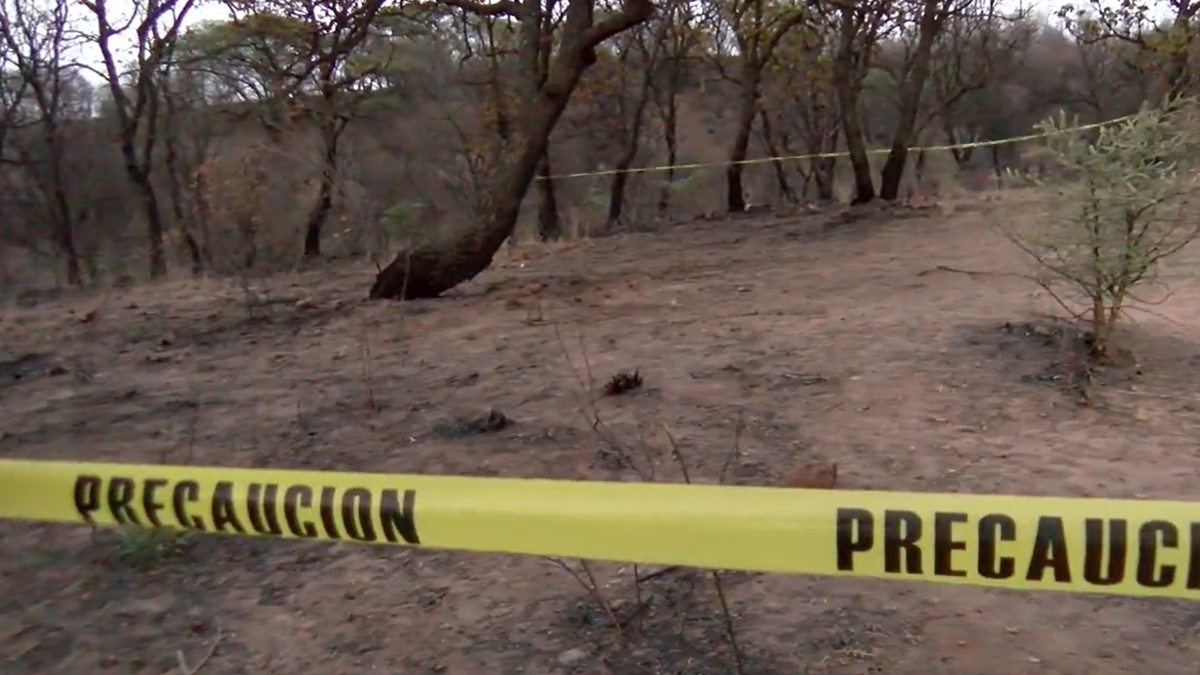 El martes por la tarde, familiares de desaparecidos llegaron al municipio de Tlajomulco, en una zona despoblada cercana a San Isidro Mezatepec, en donde hallaron los resultados de la violencia que el crimen organizado ha dejado por esos lugares. Foto: Twitter