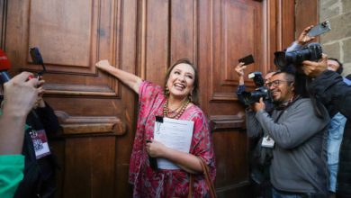 Este lunes, la senadora blanquiazul llegó a las puertas del recinto en el Centro Histórico para hacer efectivo una orden judicial. Sin embargo, y como era de esperarse, se quedó afuera. Foto: La Jornada