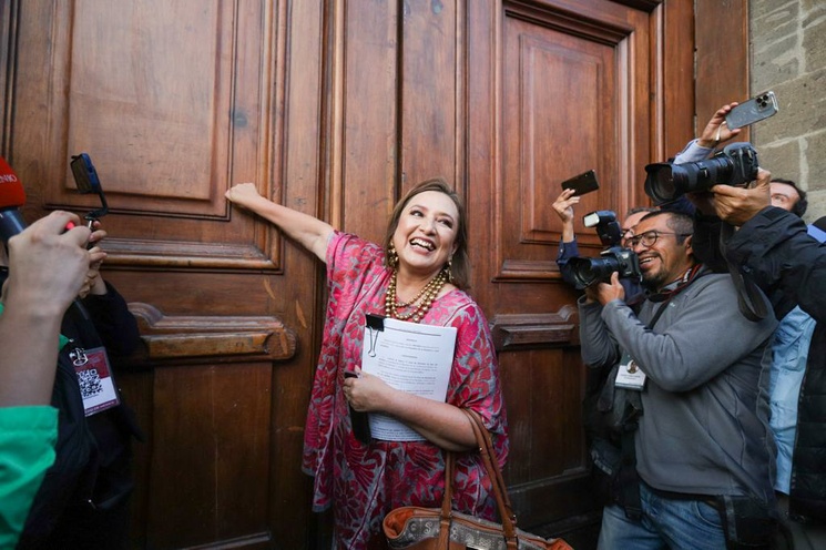 Este lunes, la senadora blanquiazul llegó a las puertas del recinto en el Centro Histórico para hacer efectivo una orden judicial. Sin embargo, y como era de esperarse, se quedó afuera. Foto: La Jornada