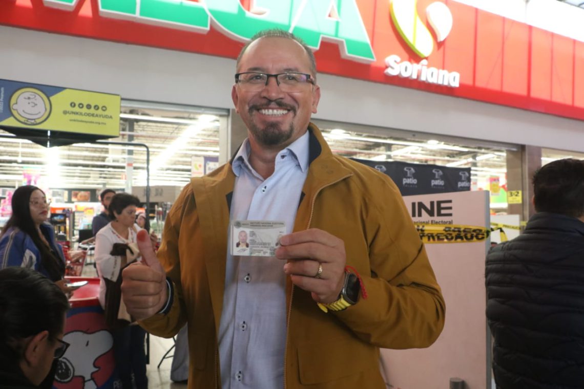 Omar Ortega llegó temprano a su casilla. Foto: La Jornada