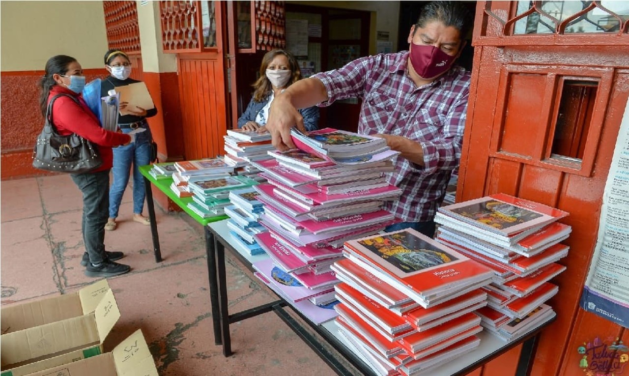 Foto de distribución de libros de texto gratuitos, principal tarea del Conaliteg.