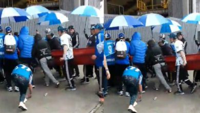 Foto de los aficionados de Millonarios en Colombia que metieron un ataúd al estadio.