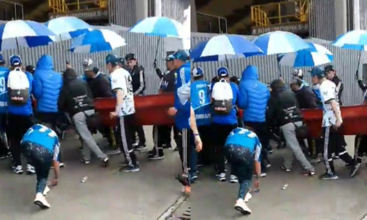 Foto de los aficionados de Millonarios en Colombia que metieron un ataúd al estadio.