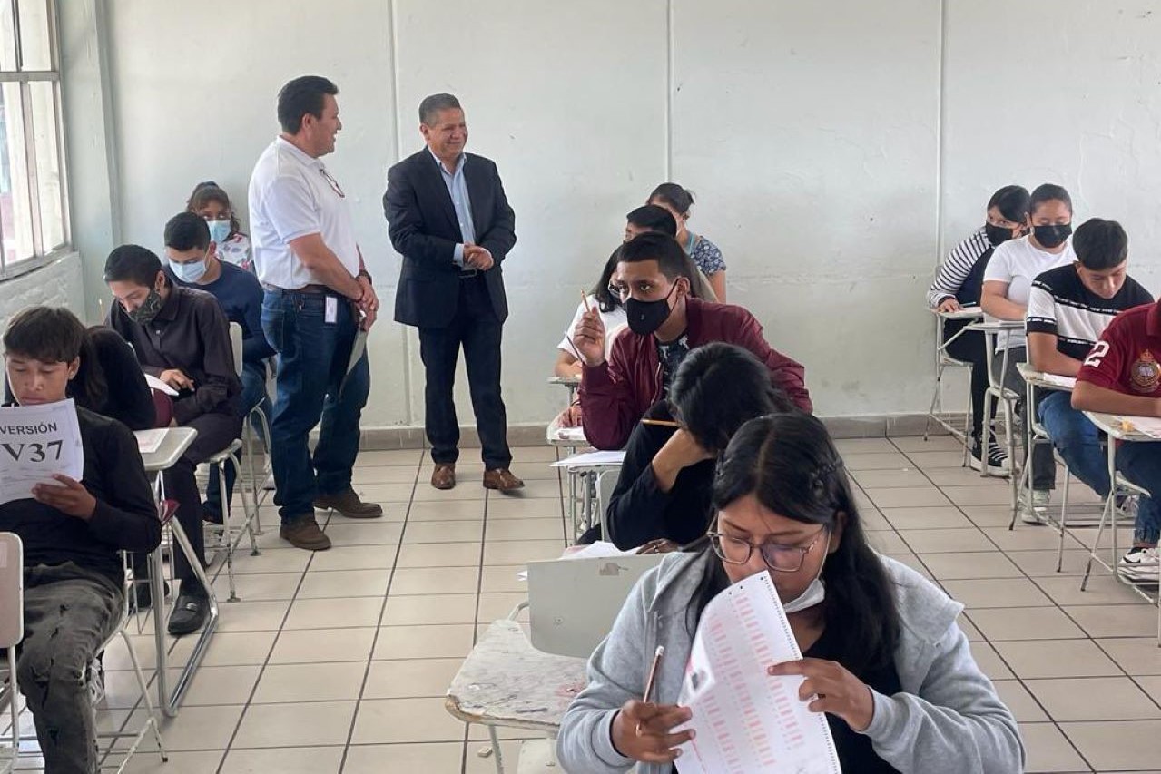 Foto de aspirantes al examen del Edomex, cuyos rechazados tendrán una segunda fecha.