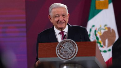 Andrés Manuel López Obrador sin mencionar a la candidata a la presidencia del Frente Amplio por México, expresó que el excanciller debido a su popularidad podría mandarla al tercer lugar de la carrera presidencial. Foto: Presidencia