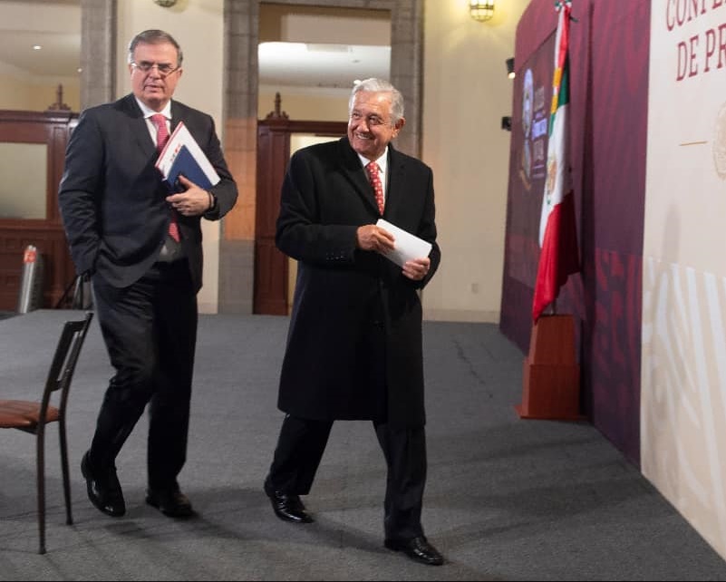 Andrés Manuel López Obrador aclaró, en su acostumbrada conferencia de prensa en Palacio Nacional que él personalmente atendió las exigencias de Marcelo Ebrard con respecto a las reglas de competencia interna en el proceso que se llevó acabo en Morena. Foto: Facebook