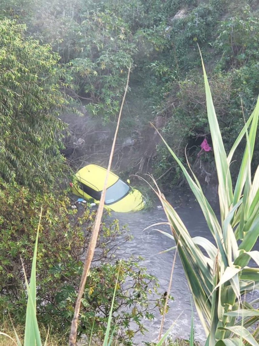 Un auto cayó en canal de aguas negras en Cuautitlán Izcalli