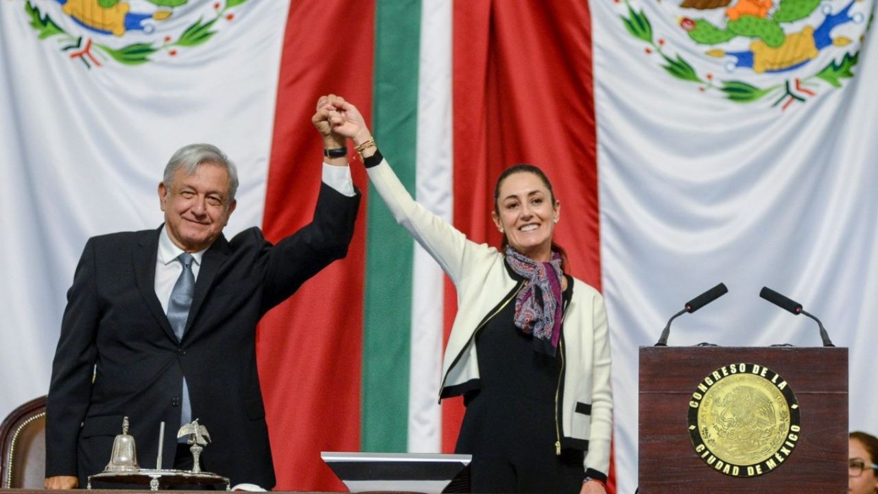 Foto de AMLO con Claudia Sheinbaum, a quien felicitó por su victoria en la encuesta de Morena para las elecciones de 2024.
