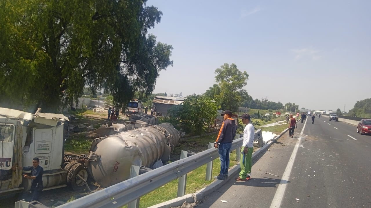 Foto de la pipa que se volteo en la pista a la altura de Tultepec.