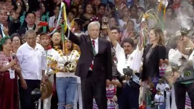 Foto de AMLO con el bastón de mando.