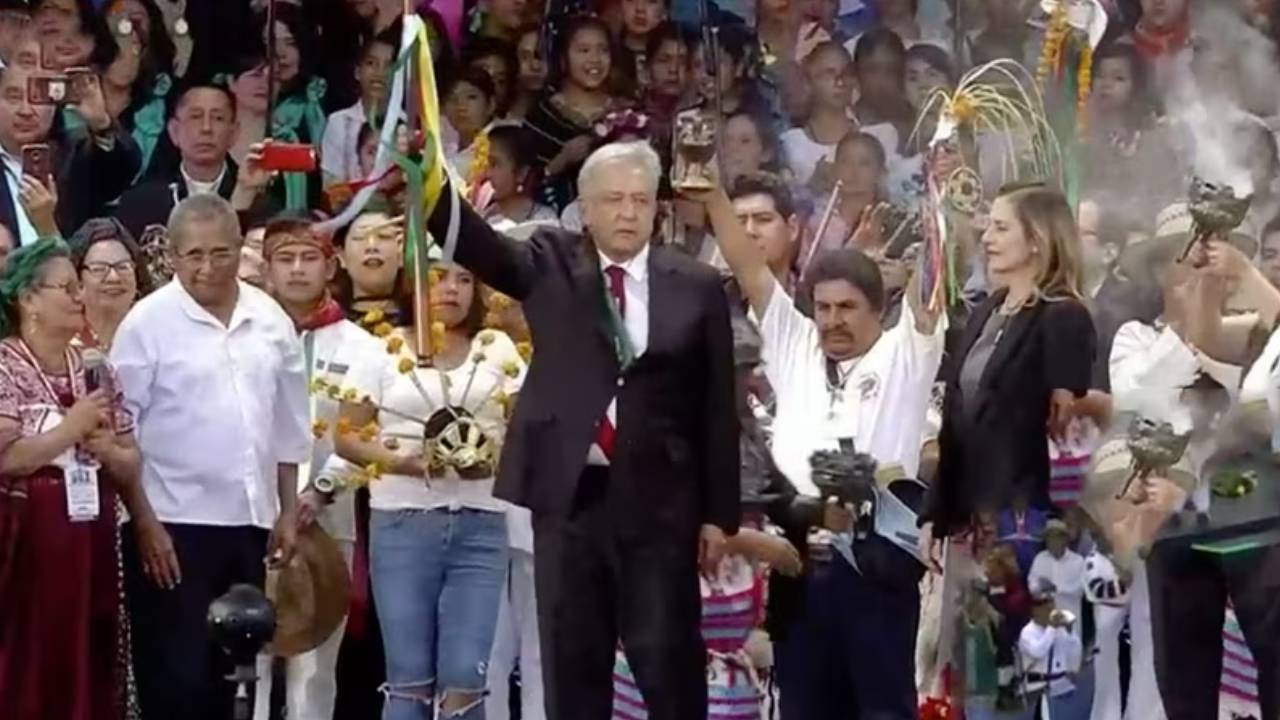 Foto de AMLO con el bastón de mando.