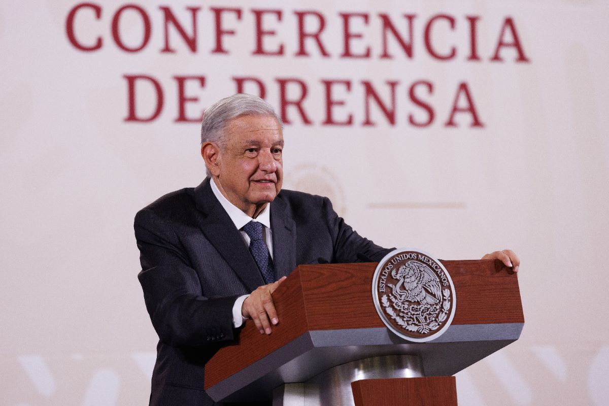 El mandatario aseguró que hoy en la tarde se reunirá con el Gabinete económico del gobierno federal para armar lo más pronto posible el programa a la gente que está sufriendo los estragos que dejó el huracán Otis a su paso por el puerto. Foto: Presidencia