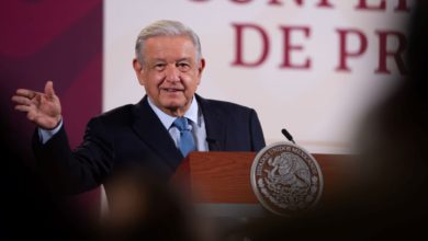 Durante el festejo del bicentenario del Heroico Colegio Militar, el Mandatario mexicano premió a tres exdirectores de dicha institución militar, entre ellos al exsecretario de la Defensa Nacional del sexenio pasado. Foto: Presidencia