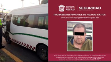 El conductor de una combi de pasajeros por ahorrarse unos minutos durante un embotellamiento se le hizo fácil circular por el carril confinado. Foto: Especial