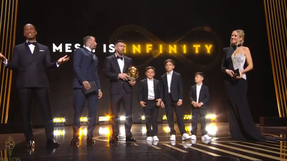 El capitán de la selección Argentina y campeón del mundo superó en la elección a Erling Haaland y a Kylian Mbappé. El astro argentino subió por su premio con sus tres hijos. Foto: Captura Balón de Oro