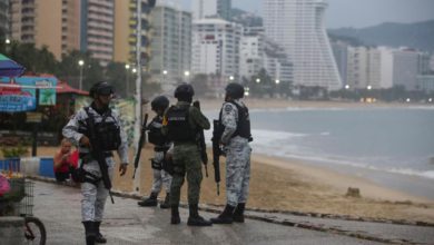 Con el objetivo de auxiliar a la población afectada por el meteoro, la Sedena repartió en diferentes contingentes a sus soldados. Foto Especial