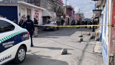 Sujetos desconocidos, quienes viajaban en una motocicleta, terminaron con la vida del hombre, quien al menos recibió cinco disparos en el vehículo de transporte de materiales. Foto: Alexander Mendoza