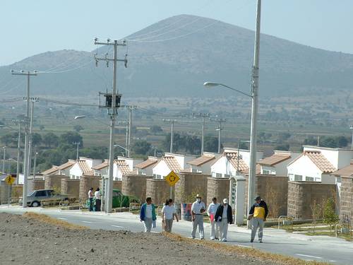 Para empezar, tienes que tener en el radar los diferentes créditos que hay para obtener una casa, los cuales son: Infonavit, Fovissste, ISSSFAM y bancarios. Foto: LA Jornada