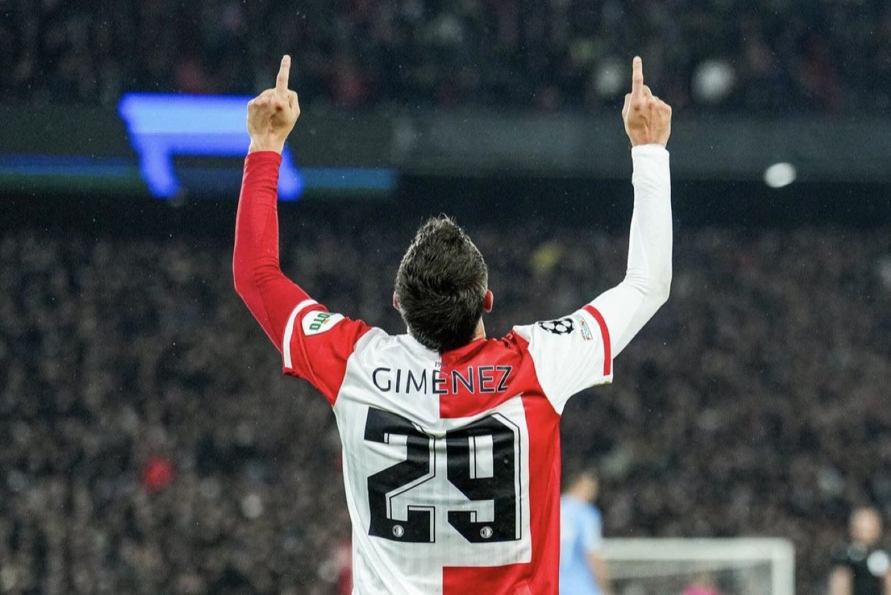 Foto de Santiago Giménez, quien marcó un doblete con el Feyenoord ante la Lazio.