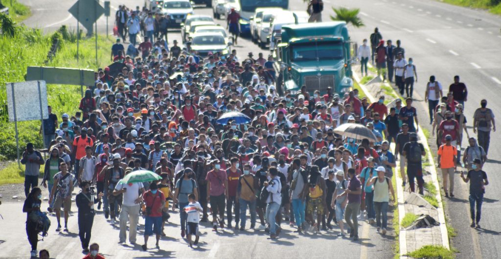 Caravana migrante enfrenta mayores obst culos en la frontera