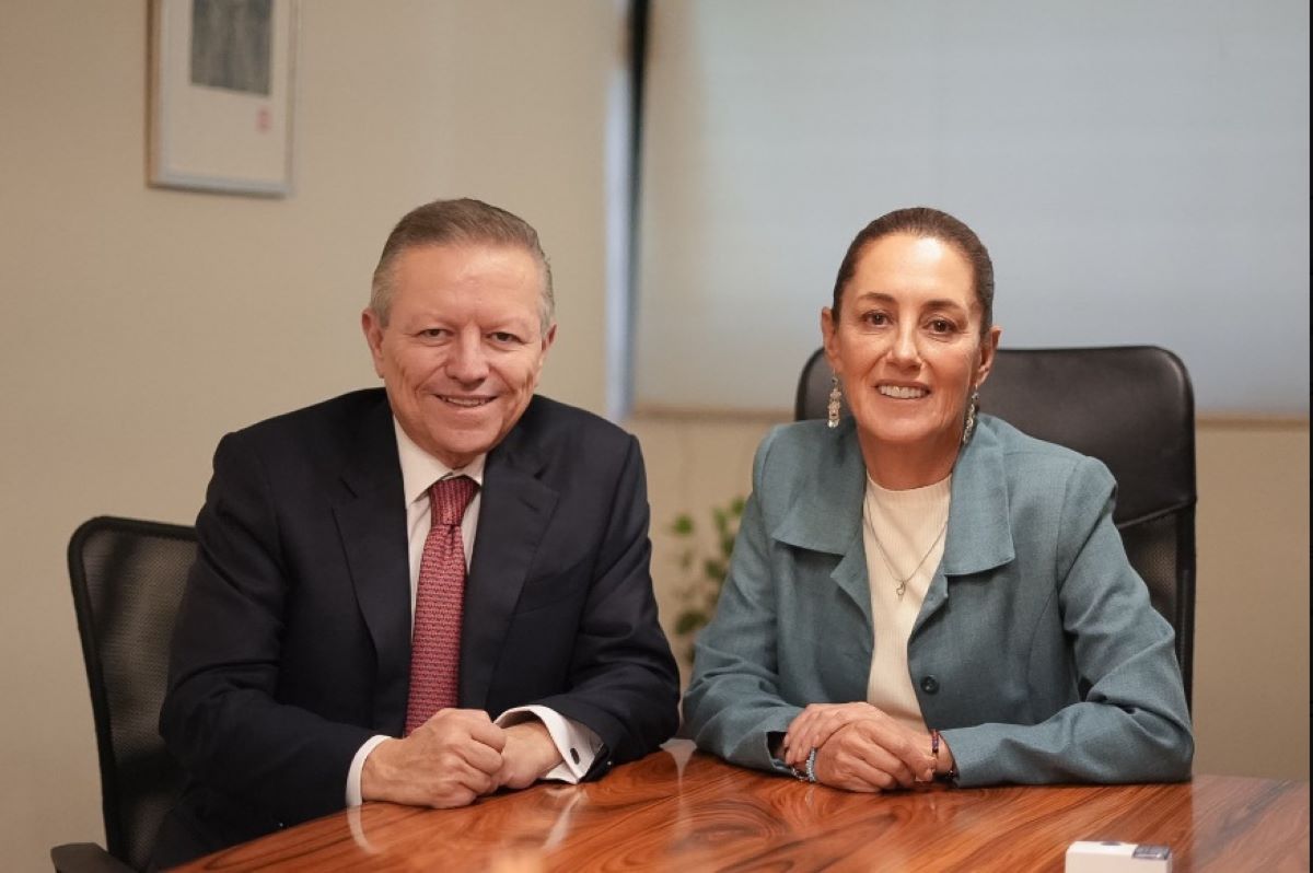 Y con esto se despejan los rumores y se confirma que el abogado trabajará con la exJefa de Gobierno durante su campaña para tratar de subir a la silla presidencia en el 2024. Foto: Captura