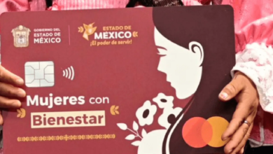 Foto de una tarjeta de Mujeres con Bienestar, cuyo programa tiene módulos por todo el Estado de México.