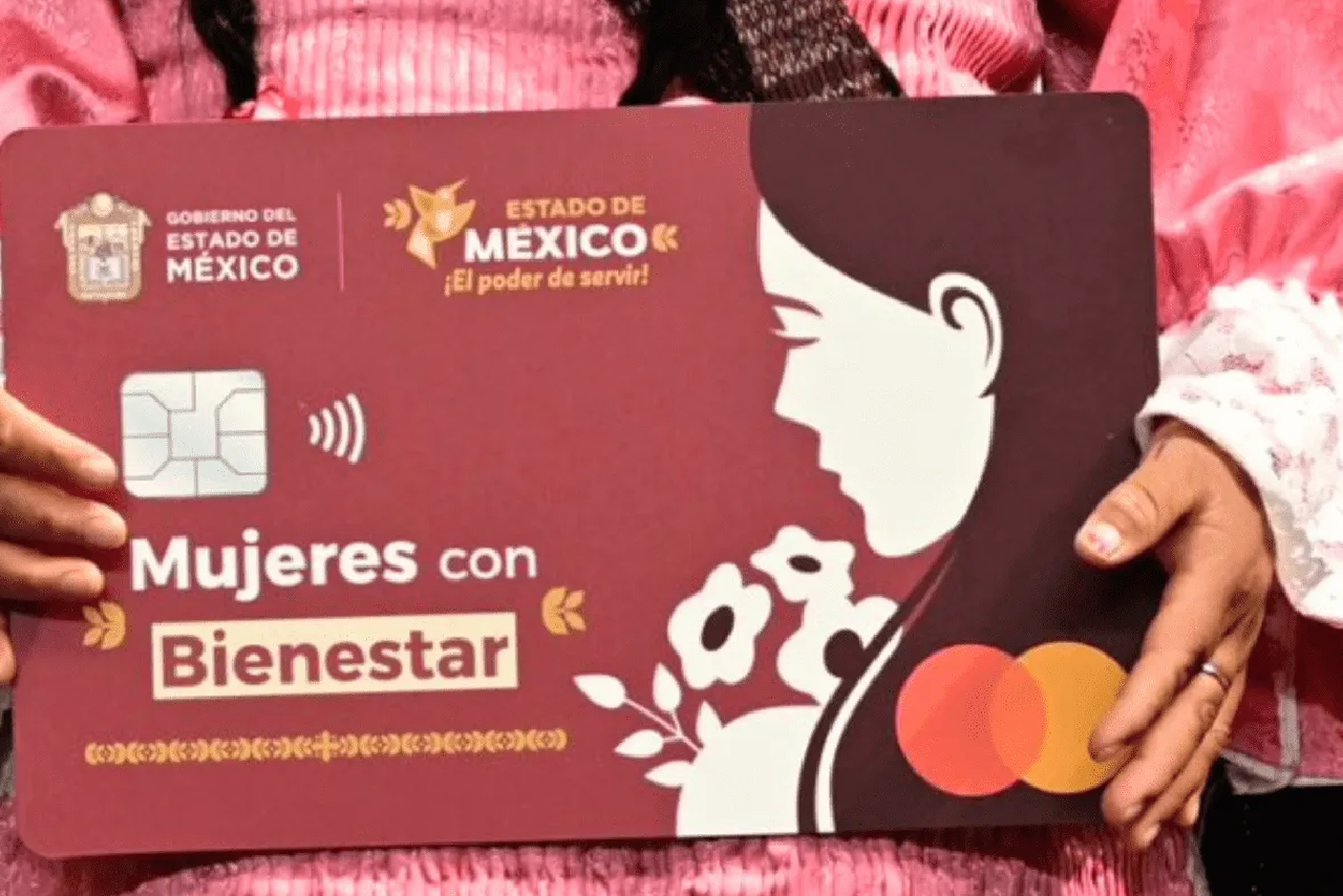 Foto de una tarjeta de Mujeres con Bienestar, cuyo programa tiene módulos por todo el Estado de México.