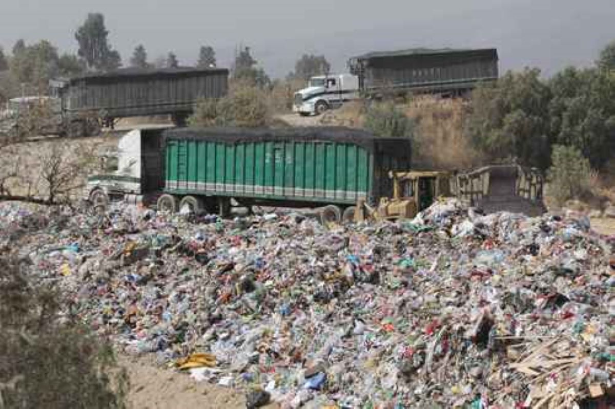 Estos tres nuevos impuestos ambientales serían: contaminación del agua, gestión de residuos y extracción de materiales pétreos, los cuales se sumarían al gravamen actual de emisión de gases contaminantes a la atmósfera. Foto: LA Jornada