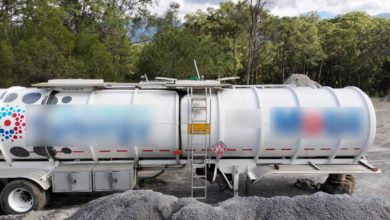 Elementos policiales fueron quienes recobraron el tractocamión y su contenedor con combustible que fue reportado como robado. Foto: SSEM